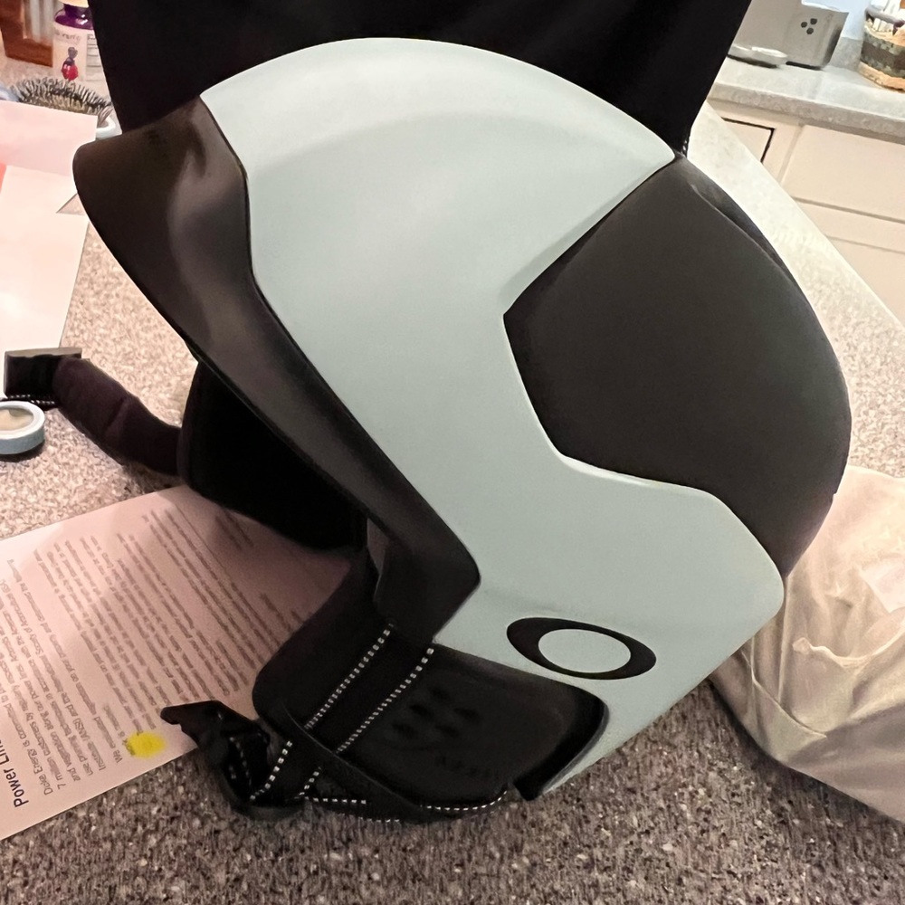 Oakley Mod5 snow helmet
